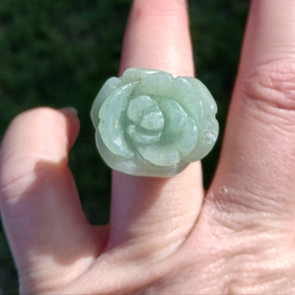 New Hand Carved Flower Green Aventurine Ring. - Picture 5 of 16